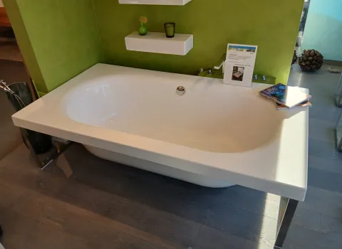 Eine freistehende Badewanne von kaos in weiß