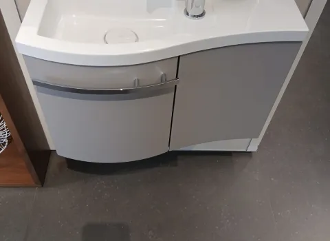 Ein Keuco X-Line Waschtisch mit bogen und hell grauem Unterschrank