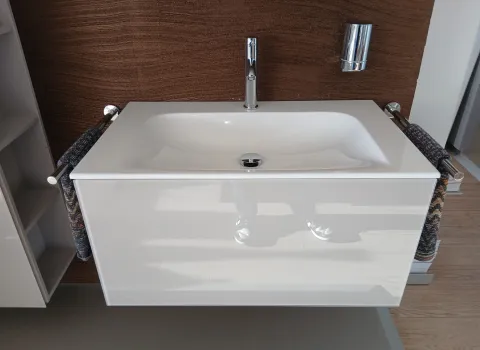 Ein Keuco Waschtisch mit weißem Unterschrank 