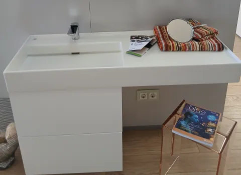 Ein Waschtisch Laufen Kartell mit Unterschrank in weiß