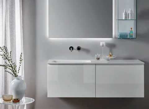 Elegantes Badezimmer von Stocco mit weißem, schwebendem Waschtisch, beleuchtetem Spiegel und filigranem Glasregal.