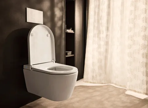 Duravit SensoWash® Starck f Dusch-WC mit geöffnetem Deckel und Sitz in stilvollem Badezimmer.