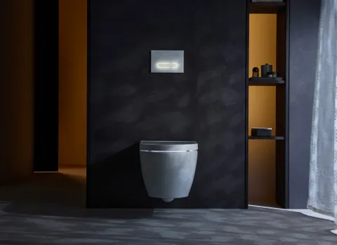 Duravit SensoWash® Starck f Dusch-WC mit beleuchteter Betätigungsplatte bei stimmungsvoller Abendbeleuchtung.