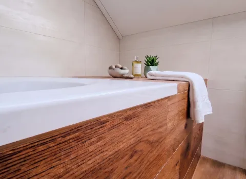 Badewanne mit Holzverkleidung im modernisierten Badezimmer in Eckental.