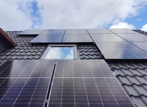 Photovoltaik-Module auf einem Ziegeldach in Eckental.