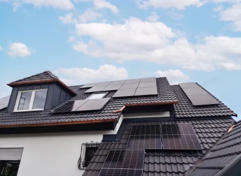 Photovoltaikanlage auf dem Dach eines Wohnhauses in Eckental.