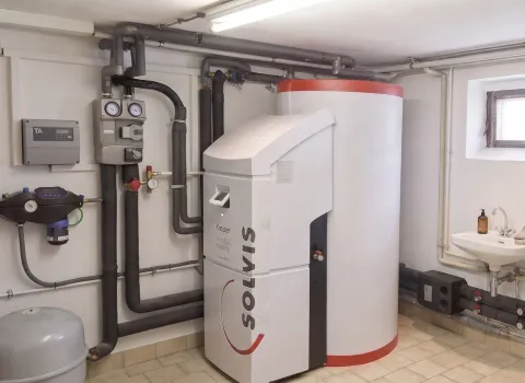 Installierte Wärmepumpe in Schnaittach mit Pufferspeicher und Heiztechnik im Heizraum.