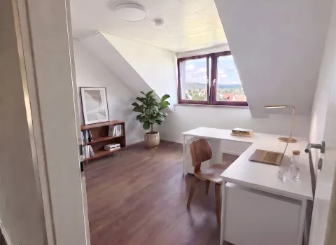 Helles Arbeitszimmer im Dachgeschoss nach der Wohnraumsanierung in Eckental.