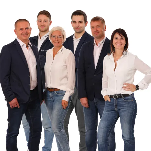 Das sechsköpfige Leitungsteam von Kreuz Bad & Heizung mit Moritz Domaischel, Robert Deinzer, Christian Bayer, Miriam Bayer, Marcus Hofmann und Linda Fabry steht gemeinsam vor weißem Hintergrund.