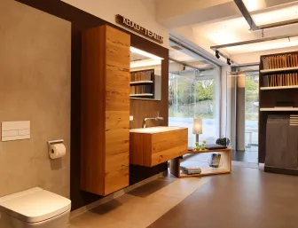 Ein Foto einer Badreferenz mit WC und Holz-Armatur aus der Badausstellung von Kreuz Schnaittach.