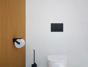 WC Drückerplatte und Toilettenpapierhalter aus der IMO Serie von Dornbracht in matt Schwarz 