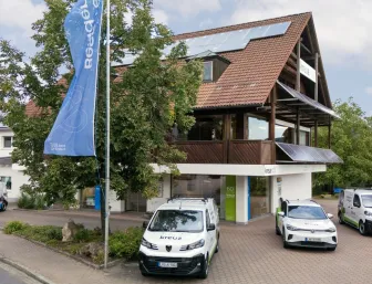 Das Firmengebäude des Familienunternehmens bad und heizung Kreuz aus Schnaittach in traditioneller Landhausarchitektur.