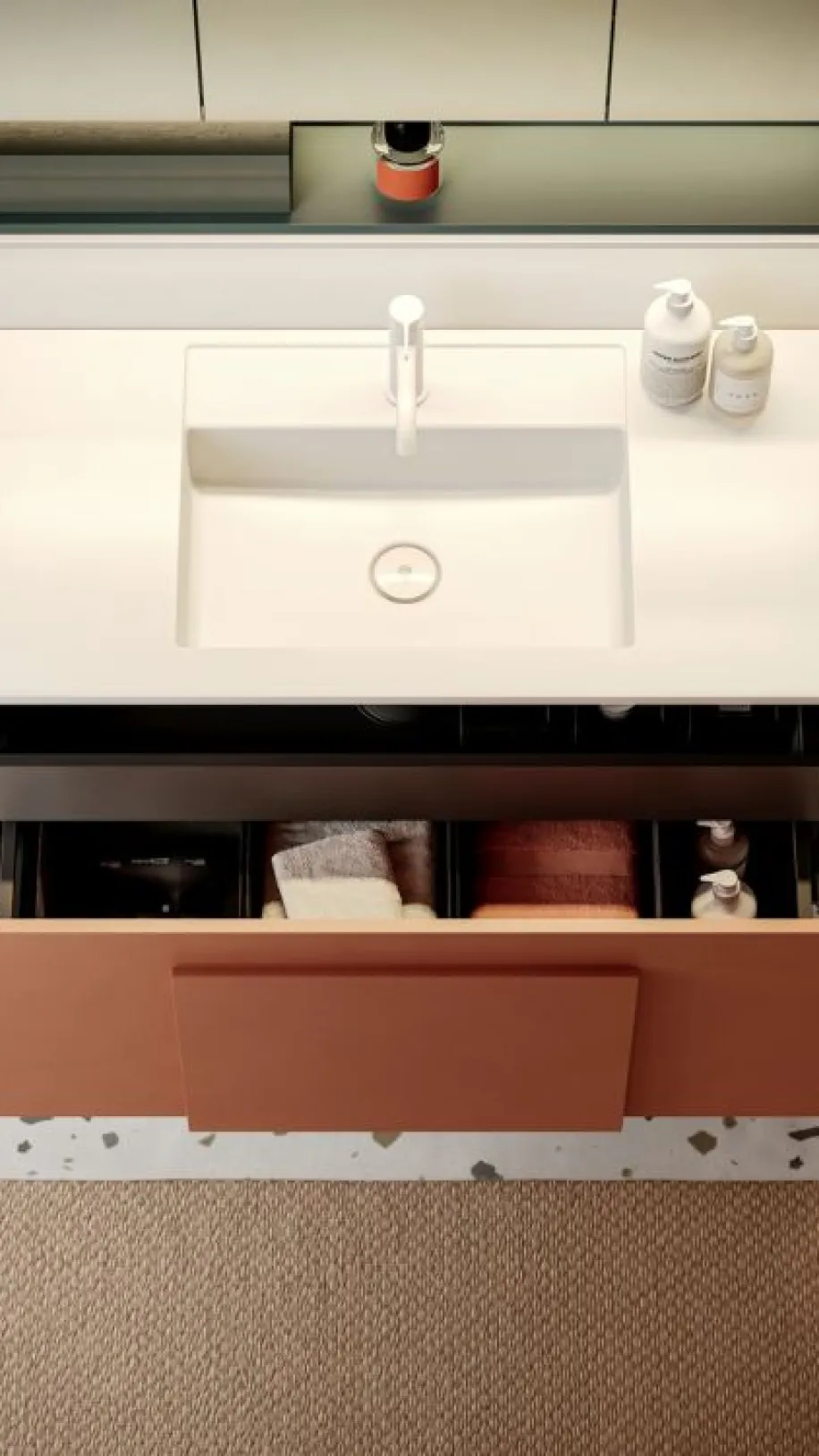 Ein moderner Waschtisch mit geöffneter Schublade zeigt ein durchdachtes Ordnungssystem mit Fächern für Handtücher, Pflegeprodukte und einen Föhn.