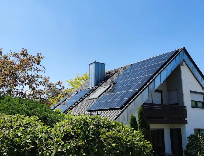 Eine Photovoltaik-Anlage auf einem Einfamilienhaus.