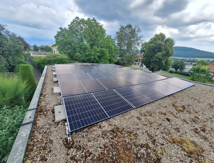 Eine PV-Anlage aufgeständert auf einer Garage.