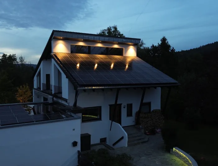 Eine Photovoltaikanlage bei Nacht mit Einbaustrahlern in Szene gesetzt.