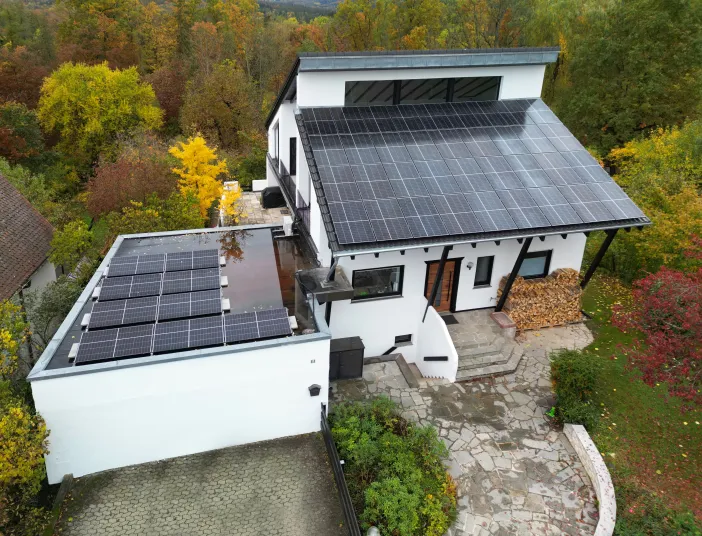 Alle Dachflächen auf Haus und Garage wurden für Photovoltaikmodule genutzt.