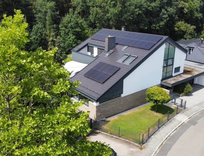 Eine Solarstromanlage auf einem Hausdach in zwei Einheiten montiert.