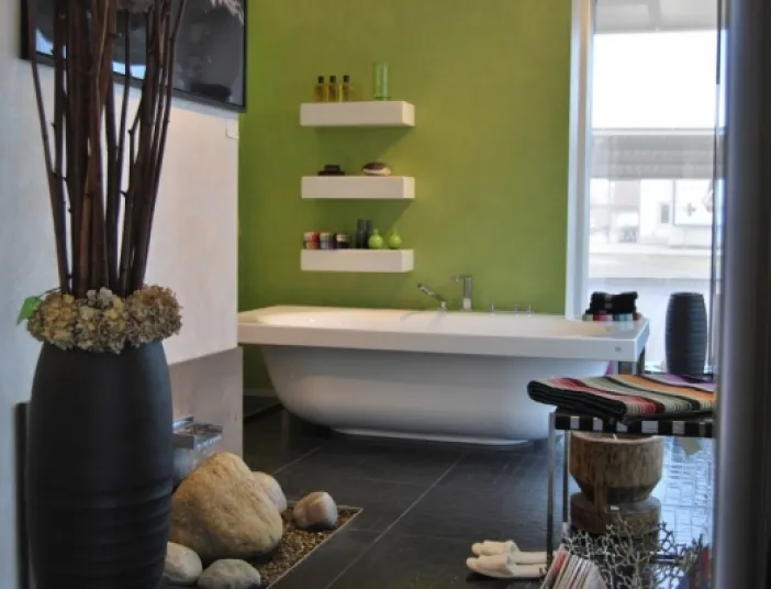 Referenzbild des Malerbetrieb Frank von einem Badezimmer mit Badewanne und grüner Wandfarbe.