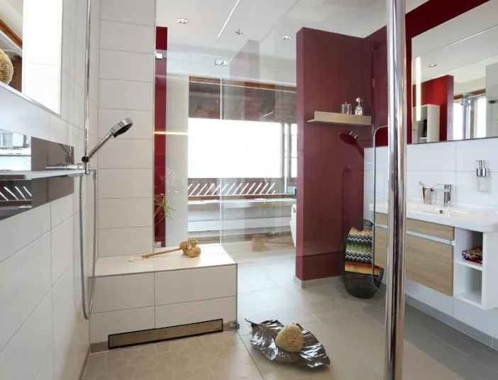 Referenzbild eines Badezimmers mit roter Wand für den Malerbetrieb Frank.