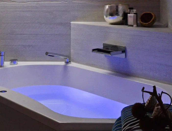 Bild einer Badewanne, die durch ein Licht in blau inszeniert wird.