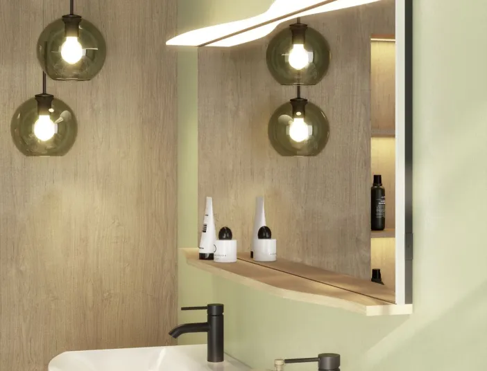 Das Bild zeigt ein stilvolles Badezimmersetup mit einem beleuchteten Spiegel der Serie Sinea 3.0, der von einer Holzverkleidung und eingebauten Regalen eingerahmt wird.