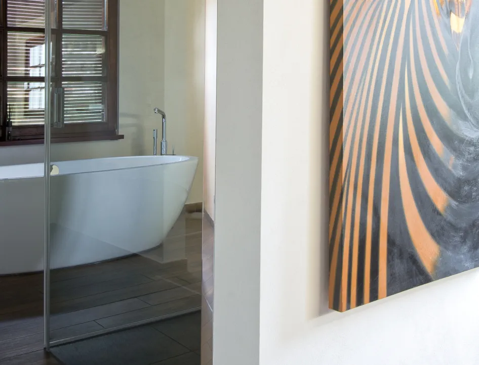 Bild eines Familienbads mit einem Gemälde und einer freistehenden Acryl-Badewanne.